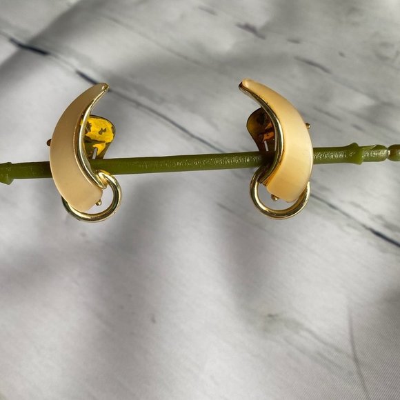 Vintage 1940's Clip Earrings Yellow crescent shape - Picture 5 of 5